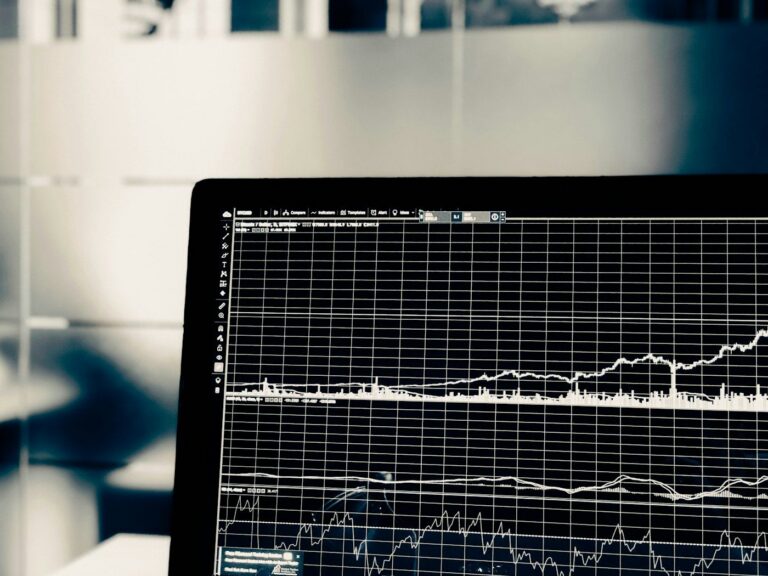 Pantalla con código y datos en azul